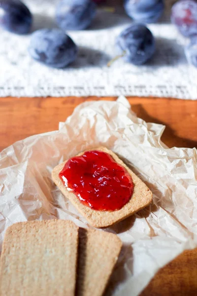 Cookies with jam on rustic wooden table closeup. — Stock Photo, Image