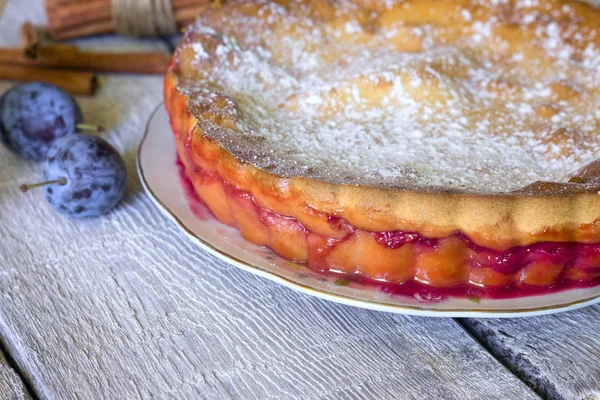 Erik pasta ya da tart ve Erik rustik arka plan üzerinde.