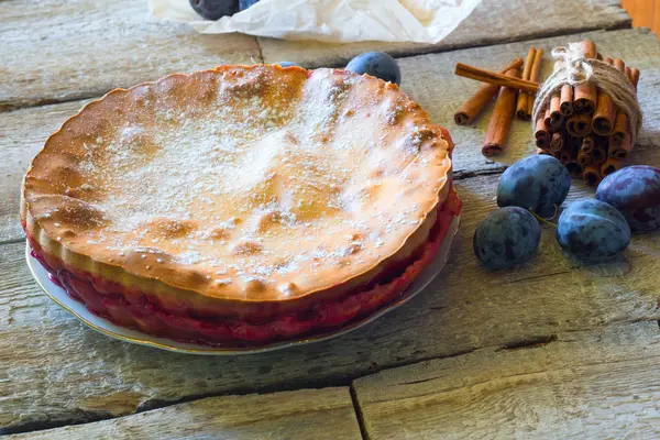 bıçak ve çatal Beyaz ahşap zemin üzerinde rustik erikli kek