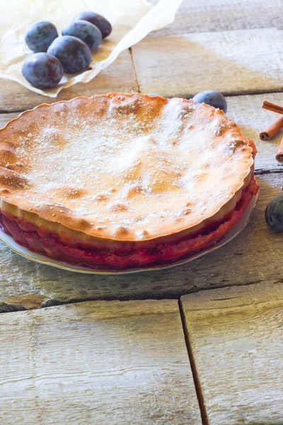 bıçak ve çatal Beyaz ahşap zemin üzerinde rustik erikli kek.