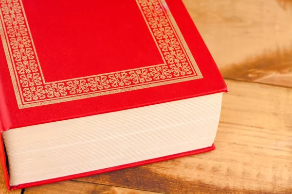Zárt piros könyv, a fából készült háttér — Stock Fotó