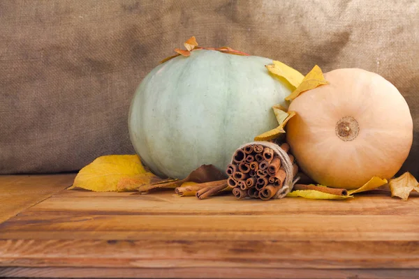 Jesień Martwa natura z dyni i cynamonu na drewnianym stole — Zdjęcie stockowe
