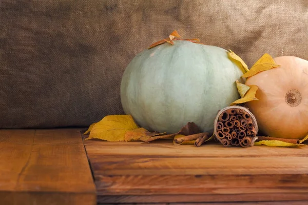 Autunno concetto di natura. Foglie d'autunno e verdure zucca e spezie su legno . — Foto Stock