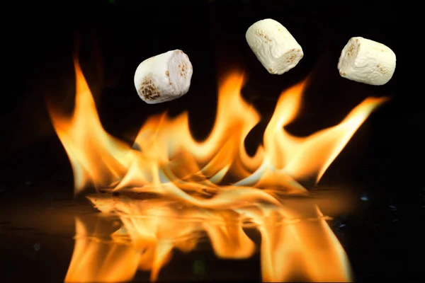 Finom fehér bolyhos pirított Marshmallows elé a tüzet. — Stock Fotó