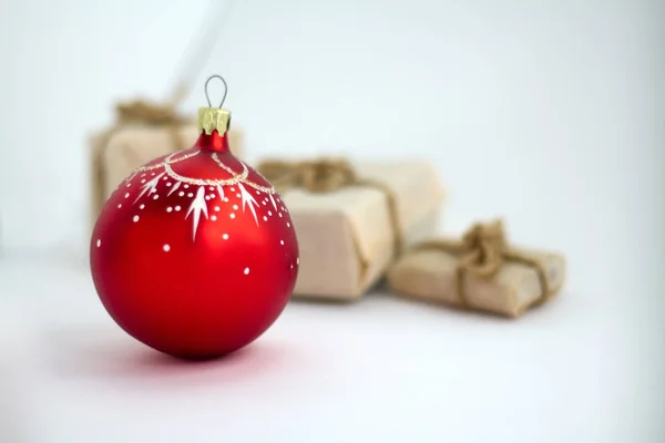 Röd jul bollar på vit bakgrund. — Stockfoto