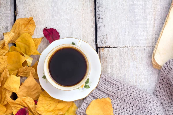 Höst, Höstlöv, heta ångande kopp kaffe och en varm halsduk på träbord bakgrund.. — Stockfoto