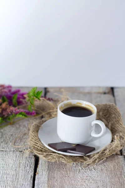 Tasse à café, chocolat et fleurs sur une vieille table en bois. copyspace pour votre texte — Photo