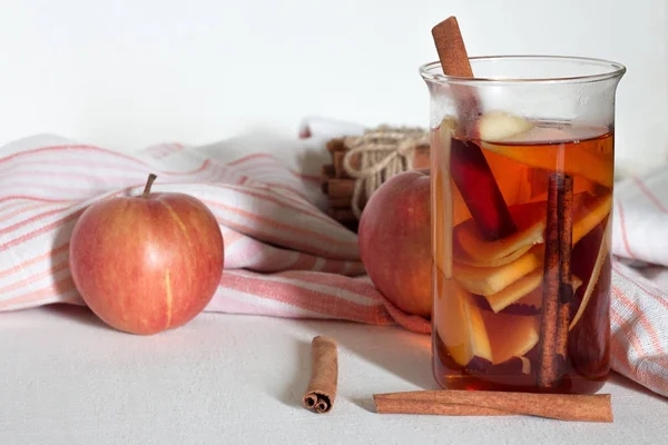 Tè di mele con cannella su sfondo bianco . — Foto Stock