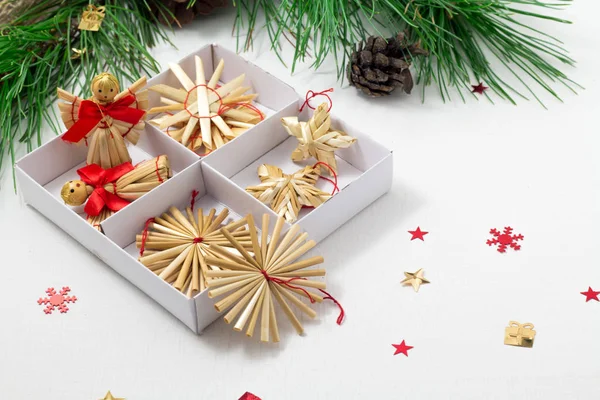 Weihnachtliche Hintergründe. Weihnachtsdeko-Spielzeug auf weißem Holzhintergrund. — Stockfoto