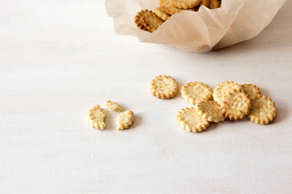 Biscoitos de queijo crocantes finos caseiros na mesa de madeira branca - lanche de biscoitos de queijo caseiros orgânicos frescos — Fotografia de Stock