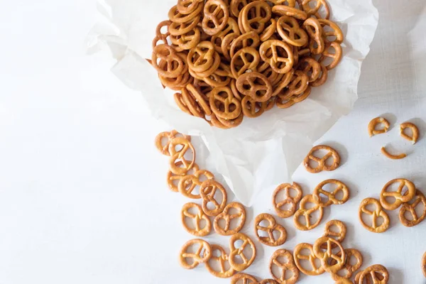 Crispy pretzels on white wooden background — Stock Photo, Image