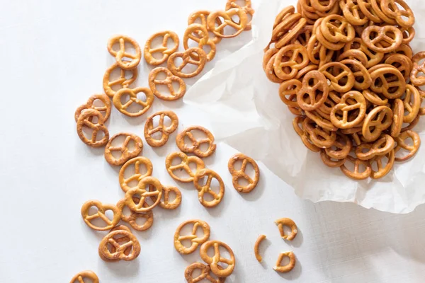 Traditionella tyska pretzels över trä bakgrund — Stockfoto