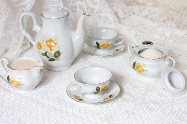 Beyaz masa arka plan üzerinde çay seti veya antik porselen çay seti