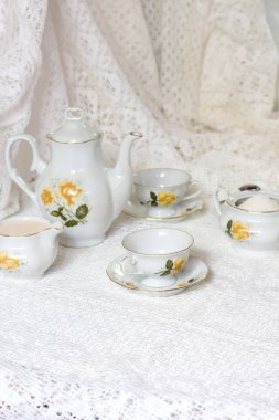 Beyaz arka plan üzerinde antik çiçek çay seti
