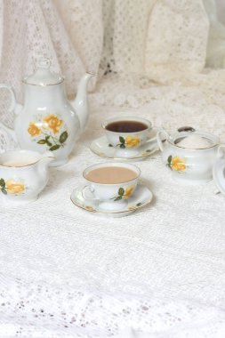 Sıcak espresso ve molk ve beyaz masada retro Vintage porselen kahve bardağı