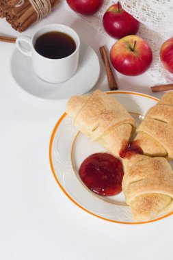 Continental Kahvaltı taze kruvasan, elma, bal, tarçın ve sade bir masada kahve ile. Üstten Görünüm, metniniz için kopya alanı