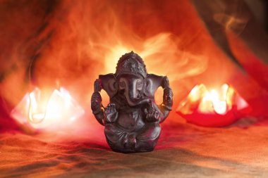 Kil diya lambalar diwali kutlamaları sırasında Lord Ganesha ile yaktı. Diwali denilen tebrik kartı tasarım Hint Hindu ışık Festivali