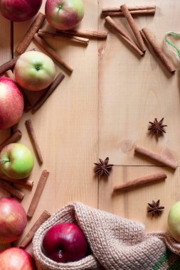 Ahşap arka plan üzerinde kırmızı ve yeşil elma. boşaltmak