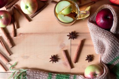 Taze yeşil ve Kırmızı elma ahşap arka plan üzerinde. Detoks ve diyet kavramı