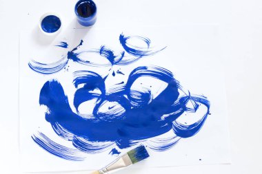 soyut mavi boya fırça darbeleri suluboya arka plan beyaz kağıt üzerinde