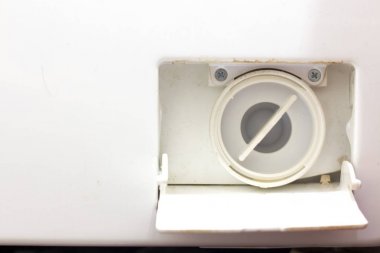 Paralar çamaşır makinesi'nın drenaj pompa filtresi .