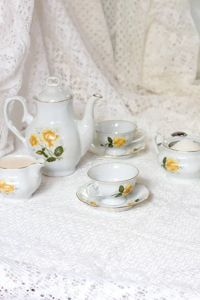 Conjunto de chá floral antigo no fundo branco — Fotografia de Stock