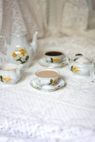 Set de café de tiempo de descanso con azúcar y leche sobre mesa blanca — Foto de Stock