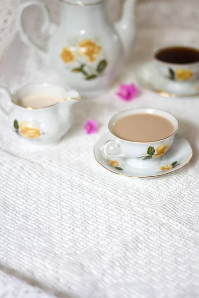 Lait et tasse de café sur table blanche — Photo