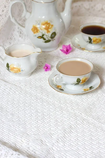 Espresso xícara vintage no fundo da mesa branca — Fotografia de Stock