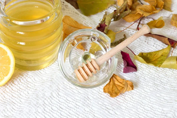 Honung för Rosh Hashana på vit bakgrund — Stockfoto