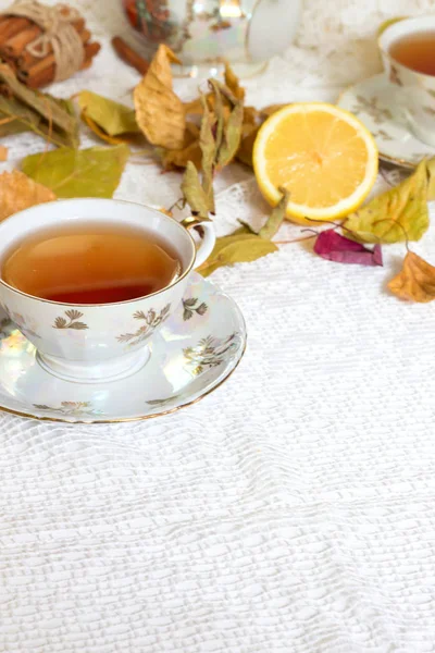 Musim gugur masih hidup dengan cangkir teh di papan kayu dan pohon kabur di latar belakang . — Stok Foto