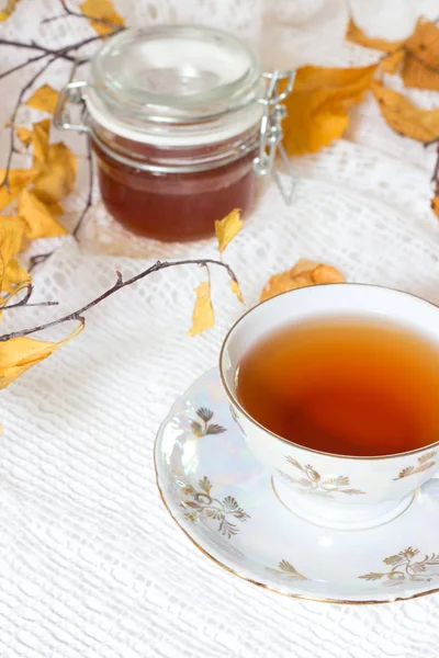 Cangkir teh sehat, toples madu dengan latar belakang putih. Gaya retro .. — Stok Foto