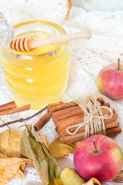 Madu dan apel dan kayu manis di atas meja kayu . — Stok Foto