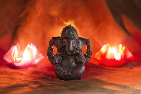 Lámparas de arcilla diya encendidas con el Señor Ganesha durante la celebración de Diwali. Saludos Card Design Indian Hindu Light Festival llamado Diwali . —  Fotos de Stock