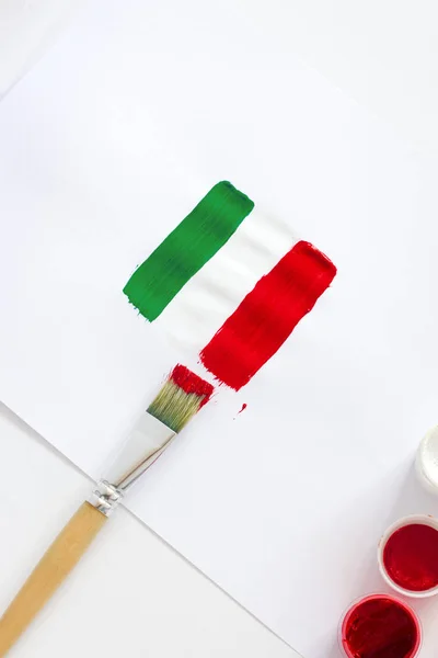 Bandera de Italia. Bandera italiana pintada con pinceles sobre fondo blanco —  Fotos de Stock