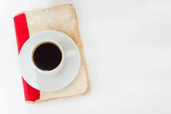 Weiße Tasse Kaffee und Vintage-Buch auf weißem Hintergrund — Stockfoto