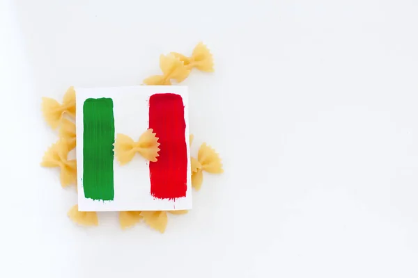 La cocina italiana, los colores de pasta de la bandera sobre el fondo blanco . —  Fotos de Stock