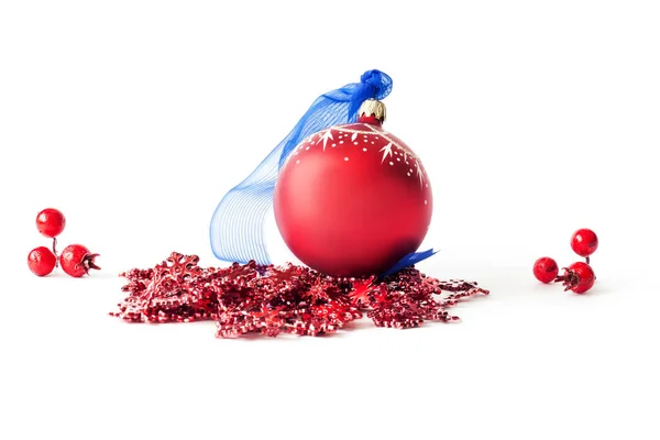 Bola de Navidad con guirnalda y bayas — Foto de Stock