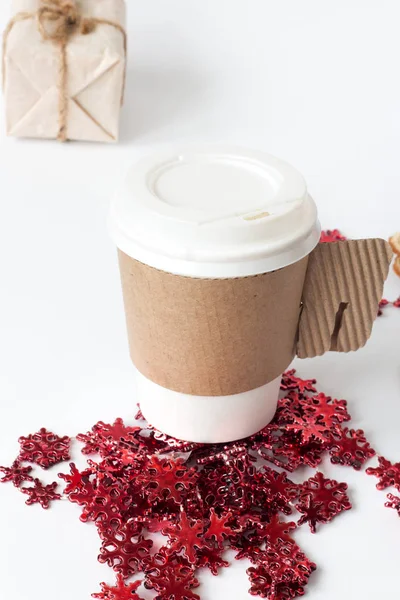 Tasse en papier de café entourée de décorations de Noël sur fond blanc — Photo