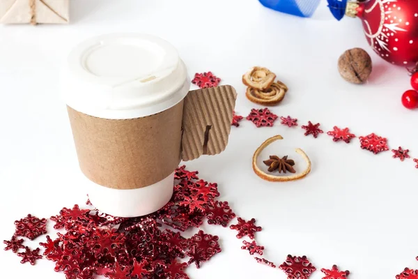 Бумажная чашка кофе, мятный мокко, с рождественскими украшениями на белом фоне — стоковое фото