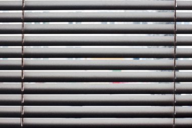 Beyaz Venedik perdeleri Asansör kablosu ve bir ön plan üzerinde manuel kontrol dönüm çubuk parçası .