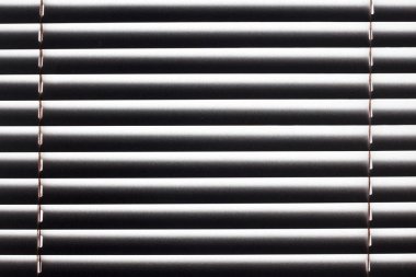 Beyaz Venedik perdeleri Asansör kablosu ve bir ön plan üzerinde manuel kontrol dönüm çubuk parçası .