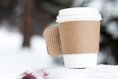 Kağıt kahve fincanı içinde dışarıda