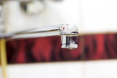 Bırak metal musluk ve su yakın kadar