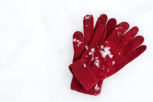 好玩的冬天。手套说谎在雪背景 — 图库照片