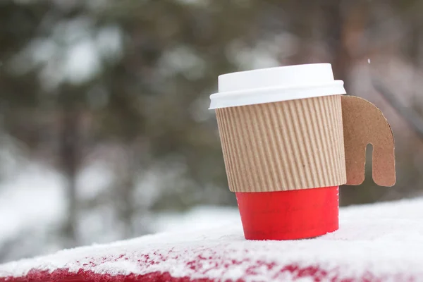 Зимний кофе в бумажной чашке — стоковое фото