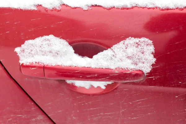 单红汽车门把手覆盖在新鲜的雪。钥匙锁已被冻结关闭. . — 图库照片