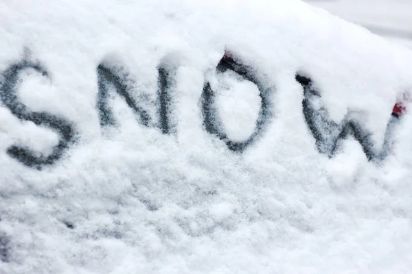 Inscripción nieve en la nieve en la ventana trasera del coche  . —  Fotos de Stock