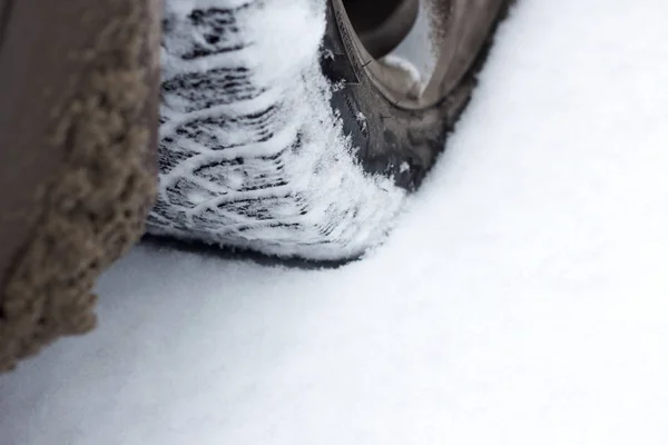 Auto kola na zasněžené silnici . — Stock fotografie