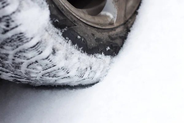 在雪地的道路上，汽车轮胎的闭合 . — 图库照片